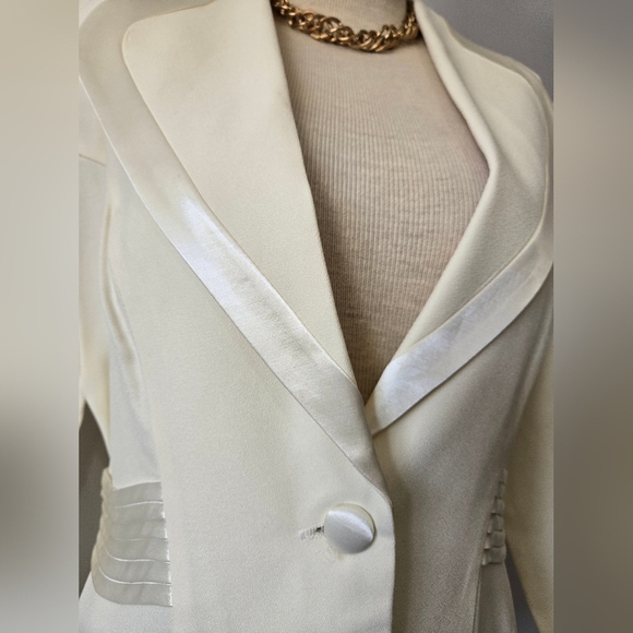 Alexis Cream Women's Blazer with Satin Trim. Size 12 - Picture 8 of 13